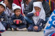 Юные слушатели пьют чай во время торжественного открытия четвертого Большого летнего религиозного совета в монастыре Тикси. Ладак, штат Джамму и Кашмир, Индия. 9 августа 2016 г. Фото: Тензин Чойджор (офис ЕСДЛ)