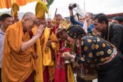 Местные жители совершают традиционные подношения Его Святейшеству Далай-ламе по прибытии в монастырь Тикси. Ладак, штат Джамму и Кашмир, Индия. 9 августа 2016 г. Фото: Тензин Чойджор (офис ЕСДЛ)