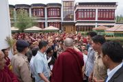 Его Святейшество Далай-лама благодарит монахов монастыря Тикси за помощь в организации его визита. Ладак, штат Джамму и Кашмир, Индия. 12 августа 2016 г. Фото: Тензин Чойджор (офис ЕСДЛ)