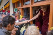 Его Святейшество Далай-лама приветствует верующих по прибытии в женский монастырь Гаден Чатньянлинг в Тикси. Ладак, штат Джамму и Кашмир, Индия. 12 августа 2016 г. Фото: Тензин Чойджор (офис ЕСДЛ)