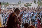 Его Святейшество Далай-лама приветствует верующих, собравшихся послушать его наставления в школе Ламдон в Ше. Ладак, штат Джамму и Кашмир, Индия. 12 августа 2016 г. Фото: Тензин Чойджор (офис ЕСДЛ)