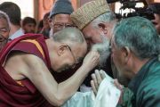 Его Святейшество Далай-лама приветствует прихожанина мечети шиитов в Тикси. Ладак, штат Джамму и Кашмир, Индия. 12 августа 2016 г. Фото: Тензин Чойджор (офис ЕСДЛ)