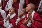 Юные монахи почтительно провожают Его Святейшество Далай-ламу по завершении визита в монастырь Тикси. Ладак, штат Джамму и Кашмир, Индия. 12 августа 2016 г. Фото: Тензин Чойджор (офис ЕСДЛ)