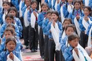 Школьники возносят молитвы в начале встречи с Его Святейшеством Далай-ламой в школе Ламдон в Ше. Ладак, штат Джамму и Кашмир, Индия. 12 августа 2016 г. Фото: Тензин Чойджор (офис ЕСДЛ)