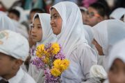 Учащиеся школы Исламия слушают наставления Его Святейшества Далай-ламы. Ле, Ладак, штат Джамму и Кашмир, Индия. 17 августа 2016 г. Фото: Тензин Чойджор (офис ЕСДЛ)