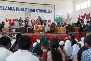 Его Святейшество Далай-лама отвечает на вопросы учащихся во время визита в среднюю школу Исламия. Ле, Ладак, штат Джамму и Кашмир, Индия. 17 августа 2016 г. Фото: Тензин Чойджор (офис ЕСДЛ)