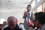 Одна из учениц задает вопрос Его Святейшеству Далай-ламе во время лекции в средней школе Исламия. Ле, Ладак, штат Джамму и Кашмир, Индия. 17 августа 2016 г. Фото: Тензин Чойджор (офис ЕСДЛ)
