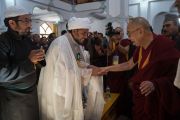 Его Святейшество Далай-лама приветствует представителей мусульманского сообщества по прибытии в мечеть Имамбарга Чучот Гонгма. Ле, Ладак, штат Джамму и Кашмир, Индия. 17 августа 2016 г. Фото: Тензин Чойджор (офис ЕСДЛ)