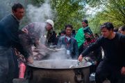 Местные жители готовят молочный чай, которым будут угощать слушателей во время второго дня учений Его Святейшества Далай-ламы по поэме Шантидевы «Бодхичарья-аватара». Ле, Ладак, штат Джамму и Кашмир, Индия. 19 августа 2016 г. Фото: Тензин Чойджор (офис ЕСДЛ)