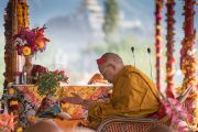 Его Святейшество Далай-лама проводит подготовительные ритуалы перед посвящением Авалокитешвары. Ле, Ладак, штат Джамму и Кашмир, Индия. 21 августа 2016 г. Фото: Тензин Чойджор (офис ЕСДЛ)