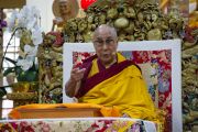 Его Святейшество Далай-лама во время первого дня четырехдневных учений по «Драгоценной гирлянде» Нагарджуны в главном тибетском храме. Дхарамсала, штат Химачал-Прадеш, Индия. 29 августа 2016 г. Фото: Лобсанг Церинг (офис ЕСДЛ)