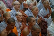 Монахи и монахини из Юго-Восточной Азии почтительно приветствуют Его Святейшество Далай-ламу, прибывшего в главный тибетский храм в начале первого дня четырехдневных учений по «Драгоценной гирлянде» Нагарджуны. Дхарамсала, штат Химачал-Прадеш, Индия. 29 августа 2016 г. Фото: Тензин Чойджор (офис ЕСДЛ)