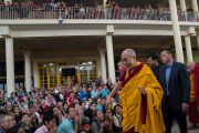 Его Святейшество Далай-лама машет верующим рукой на прощание по окончании второго дня четырехдневных учений по «Драгоценной гирлянде» Нагарджуны. Дхарамсала, штат Химачал-Прадеш, Индия. 30 августа 2016 г. Фото: Тензин Чойджор (офис ЕСДЛ)