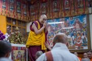 Его Святейшество Далай-лама приветствует слушателей в начале второго дня четырехдневных учений по «Драгоценной гирлянде» Нагарджуны, организованных в главном тибетском храме по просьбе группы буддистов из Юго-Восточной Азии. Дхарамсала, штат Химачал-Прадеш, Индия. 30 августа 2016 г. Фото: Тензин Пунцок (офис ЕСДЛ)