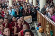 Слушатели ожидают, когда Его Святейшество Далай-лама спустится во двор главного тибетского храма по окончании второго дня четырехдневных учений по «Драгоценной гирлянде» Нагарджуны, на которые собралось более 7000 верующих. Дхарамсала, штат Химачал-Прадеш, Индия. 30 августа 2016 г. Фото: Тензин Чойджор (офис ЕСДЛ)