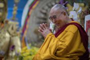 Его Святейшество Далай-лама во время второго дня четырехдневных учений по «Драгоценной гирлянде» Нагарджуны в главном тибетском храме. Дхарамсала, штат Химачал-Прадеш, Индия. 30 августа 2016 г. Фото: Тензин Чойджор (офис ЕСДЛ)
