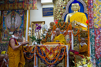 Далай-лама завершил четырехдневные учения по сочинению Нагарджуны «Драгоценная гирлянда» и даровал посвящение Авалокитешвары