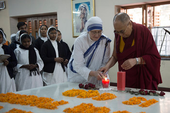 Далай-лама выразил радость в связи с канонизацией матери Терезы