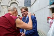 Его Святейшество Далай-лама приветствует депутата Европейского парламента от Германии, президента группы поддержки Тибета при Европарламенте Томаса Манна по прибытии в университет Сент-Луиса на открытие 7-й Международной конференции групп поддержки Тибета. Брюссель, Бельгия. 8 сентября 2016 г. Фото: Оливье Адам