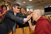 По прибытии на открытие 7-й Международной конференции групп поддержки Тибета Его Святейшество Далай-лама дает слепому китайскому правозащитнику Чэнь Гуанчэну прикоснуться к своему лицу в знак приветствия. Брюссель, Бельгия. 8 сентября 2016 г. Фото: Оливье Адам