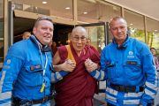 Его Святейшество Далай-лама фотографируется с двумя полицейскими, помогающими во время его визита в Брюссель. Брюссель, Бельгия. 8 сентября 2016 г. Фото: Оливье Адам