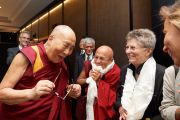 Его Святейшество Далай-лама приветствует участников конференции «Ум и жизнь», собравшихся рано утром в холле его отеля. Брюссель, Бельгия. 8 сентября 2016 г. Фото: Оливье Адам
