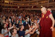 Его Святейшество Далай-лама пожимает руки участникам по завершении второго дня конференции «Власть и забота», организованной в центре изящных искусств «Бозар» под эгидой института «Ум и жизнь». Брюссель, Бельгия. 10 сентября 2016 г. Фото: Оливье Адам