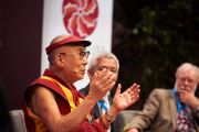 Его Святейшество Далай-лама выступает с комментариями в завершение дневной сессии второго дня конференции «Власть и забота», организованной под эгидой института «Ум и жизнь». Брюссель, Бельгия. 10 сентября 2016 г. Фото: Оливье Адам