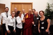 Его Святейшество Далай-лама с сотрудниками центра изящных искусств «Бозар», в котором прошла конференция «Власть и забота». Брюссель, Бельгия. 11 сентября 2016 г. Фото: Оливье Адам