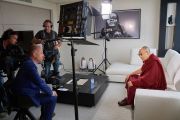 Его Святейшество Далай-лама дает интервью журналисту фламандского телеканала новостей VRT Стефану Меербергену. Брюссель, Бельгия. 11 сентября 2016 г. Фото: Оливье Адам