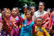 Юные тибетцы исполняют традиционные песни и танцы для Его Святейшества Далай-ламы во время встречи во Дворце конгресса. Париж, Франция. 13 сентября 2016 г. Фото: Оливье Адам