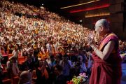 Его Святейшество Далай-лама приветствует верующих в начале встречи, на которую прибыло более 3100 тибетцев из местного тибетского сообщества. Париж, Франция. 13 сентября 2016 г. Фото: Оливье Адам