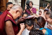 Его Святейшество Далай-лама раздает автографы своим почитателям, собравшимся рядом с его отелем. Париж, Франция. 13 сентября 2016 г. Фото: Оливье Адам
