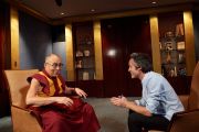 Ян Бартс, журналист французского телеканала TF1, берет интервью у Его Святейшества Далай-ламы. Париж, Франция. 13 сентября 2016 г. Фото: Оливье Адам