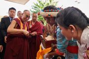 Юные тибетцы совершают традиционные подношения Его Святейшеству Далай-ламе, прибывшему во Дворец конгресса на встречу с членами тибетского сообщества. Париж, Франция. 13 сентября 2016 г. Фото: Оливье Адам