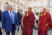 Сенатор Мишель Резон встречает Его Святейшество Далай-ламу, прибывшего в здание французского сената на неофициальную встречу с сенаторами и депутатами. Париж, Франция. 14 сентября 2016 г. Фото: Оливье Адам
