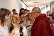 Его Святейшество Далай-лама общается со студентами по завершении встречи в Институте восточных языков и цивилизаций. Париж, Франция. 14 сентября 2016 г. Фото: Оливье Адам