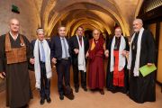 Его Святейшество Далай-лама с религиозными лидерами по завершении межконфессионального диалога, состоявшегося в Колледже бернардинцев. Париж, Франция. 14 сентября 2016 г. Фото: Оливье Адам