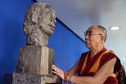 Его Святейшество Далай-лама у бюста своего друга, покойного Вацлава Гавела, во время визита в Совет Европы. Страсбург, Франция. 15 сентября 2016 г. Фото: Оливье Адам