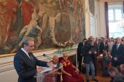 Мэр Ролан Рис приветствует Его Святейшество Далай-ламу во время приема в мэрии Страсбурга. Страсбург, Франция. 15 сентября 2016 г. Фото: Джереми Рассел (офис ЕСДЛ)