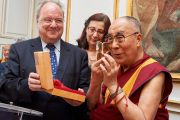 Его Святейшеству Далай-ламе вручают награду им. Марселя Рудлоффа за толерантность во время визита в мэрию Страсбурга. Страсбург, Франция. 15 сентября 2016 г. Фото: Оливье Адам