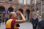 Его Святейшество Далай-лама машет рукой своим почитателям по прибытии в мэрию Страсбурга. Страсбург, Франция. 15 сентября 2016 г. Фото: Джереми Рассел (офис ЕСДЛ)