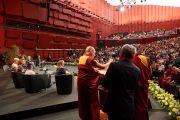 Его Святейшество Далай-лама выступает с публичной лекцией в страсбургском конференц-центре, на которую собралось более 2000 человек, включая 900 студентов. Страсбург, Франция. 15 сентября 2016 г. Фото: Оливье Адам