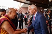 Генеральный секретарь Совета Европы Торбьерн Ягланд приветствует Его Святейшество Далай-ламу по прибытии в Совет Европы. Страсбург, Франция. 15 сентября 2016 г. Фото: Оливье Адам