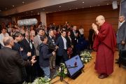 Его Святейшество Далай-лама приветствует участников конференции «Тело, ум, наука» в аудитории кафедры супрамолекулярной инженерии Страсбургского университета. Страсбург, Франция. 16 сентября 2016 г. Фото: Оливье Адам