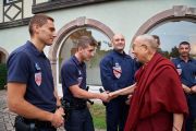Его Святейшество Далай-лама благодарит местных полицейских за помощь в организации его визита в Страсбург. Страсбург, Франция. 16 сентября 2016 г. Фото: Оливье Адам