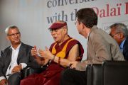 Его Святейшество Далай-лама, Жан-Жерард Блош и Жиль Берчи во время конференции «Тело, ум, наука» в Страсбургском университете. Страсбург, Франция. 16 сентября 2016 г. Фото: Оливье Адам