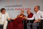 Его Святейшество Далай-лама благодарит Стивена Лорейса и Мишеля Битбола за их доклады о сознании, представленные во время конференции «Тело, ум, наука» в Страсбургском университете. Страсбург, Франция. 16 сентября 2016 г. Фото: Оливье Адам
