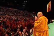 Его Святейшество Далай-лама приветствует слушателей по прибытии на сцену спортивно-концертного комплекса «Зенит» в начале учений по сочинению Нагарджуны «Толкование бодхичитты», на которые собралось более 8800 человек. Страсбург, Франция. 17 сентября 2016 г. Фото: Оливье Адам
