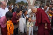 Его Святейшество Далай-лама общается со своими почитателями, вернувшись в отель по завершении учений по сочинению Нагарджуны «Толкование бодхичитты». Страсбург, Франция. 17 сентября 2016 г. Фото: Джереми Рассел (офис ЕСДЛ)